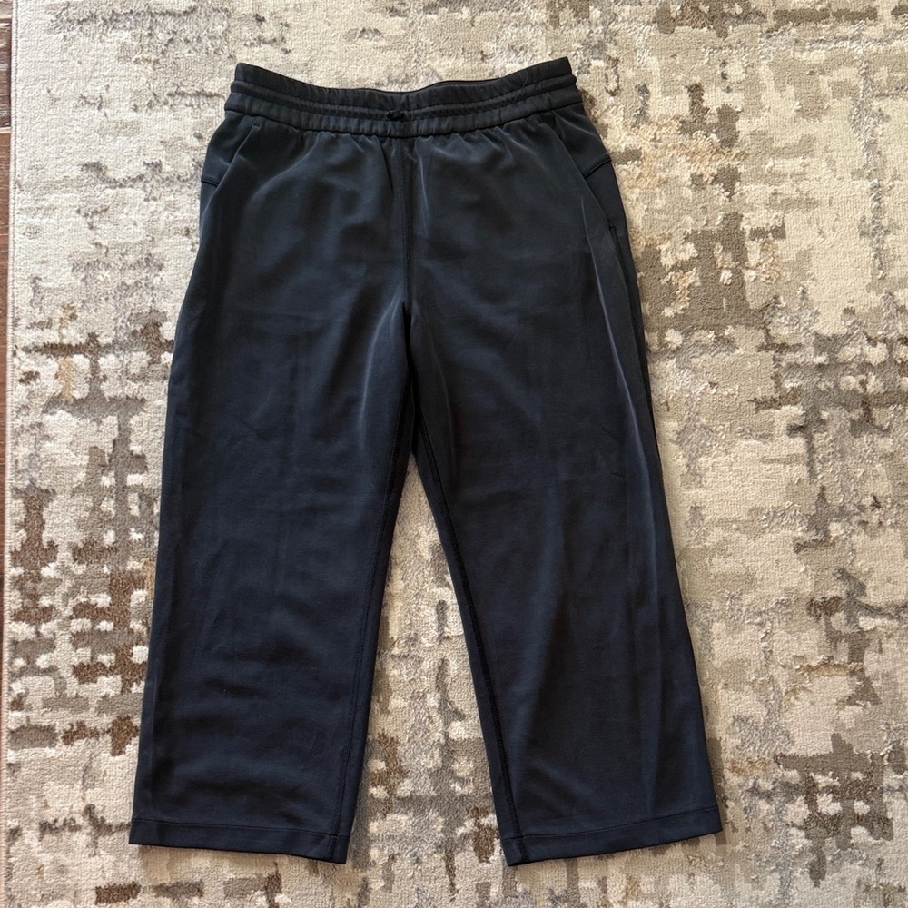 Women’s cropped Lululemon pants